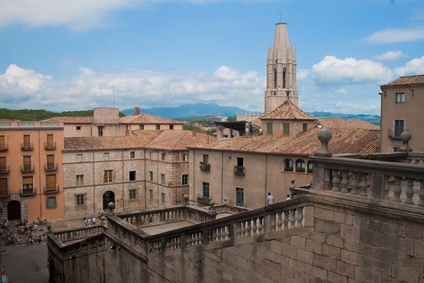 Gli scalini della Cattedrale e il Campanile della chiesa di Sant Feliu
