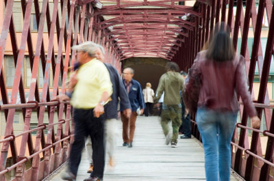 Persone a passeggio a Girona