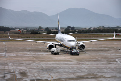 Un aereo di un volo low cost all'aeroporto di Girona